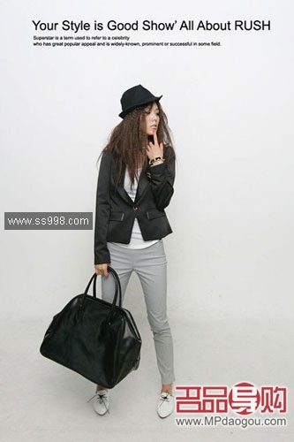 秉承国际流行的简约风格设计而成的一款黑色手提包，简单实用